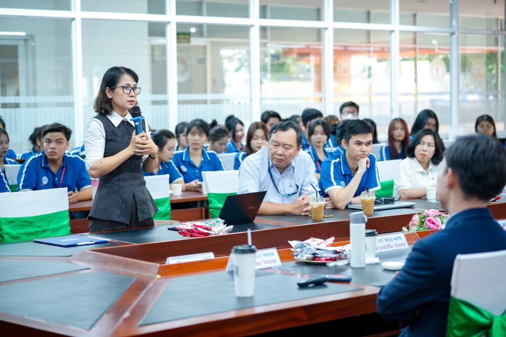 Ứng dụng AI trong Thương mại điện tử cho sinh viên Trường Đại học Kinh tế – Kỹ thuật Bình Dương