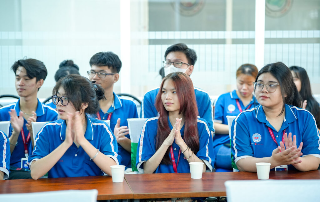 Ứng dụng AI trong Thương mại điện tử cho sinh viên Trường Đại học Kinh tế – Kỹ thuật Bình Dương