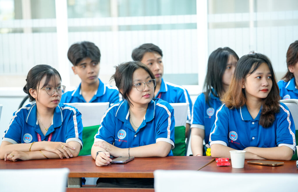 Ứng dụng AI trong Thương mại điện tử cho sinh viên Trường Đại học Kinh tế – Kỹ thuật Bình Dương