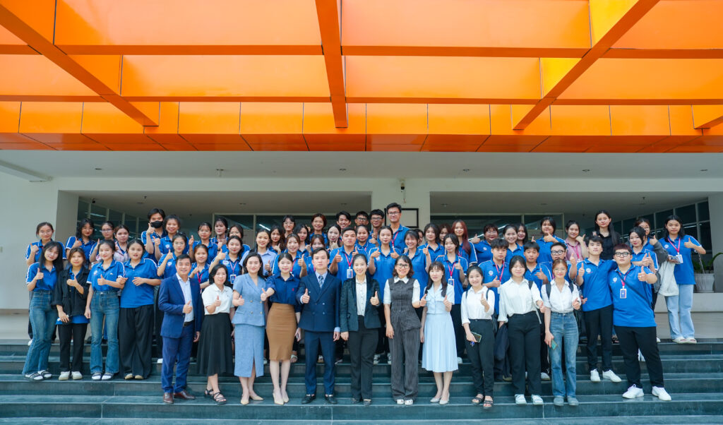 Công nhânBot Ứng dụng AI trong Thương mại điện tử cho sinh viên Trường Đại học Kinh tế – Kỹ thuật Bình Dương